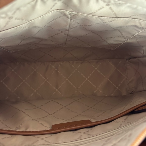 Michael Kors Jessie Vanilla Luggage Large Tote - Picture 16 of 16